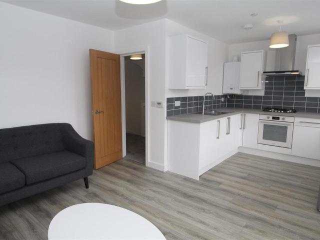 Caerphilly Road, Cardiff CF14 2 bed flat to rent £1,295 pcm £299 pw