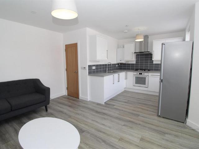 Caerphilly Road, Cardiff CF14 2 bed flat to rent £1,400 pcm £323 pw