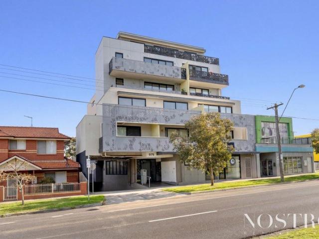 Cafes, shops and public transport all at your front door what more could you want !
