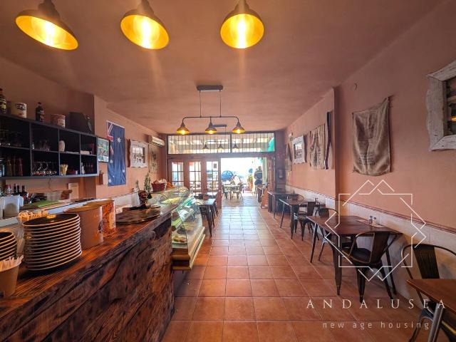 ¡Cafetería Coffe House! Se traspasa uno de los negocios. 90m² Mojácar