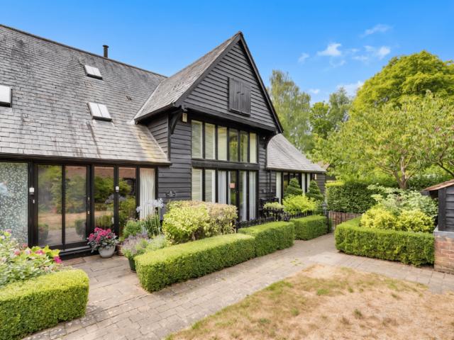 Cage End, Hatfield Broad Oak. 3 bed barn conversion to rent £1,850 pcm £427 pw