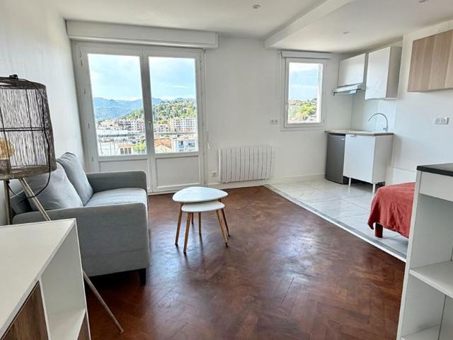 CAGNES SUR MER STUDIO DERNIER ETAGE VUE CHATEAU