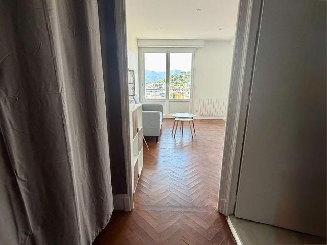 CAGNES SUR MER STUDIO DERNIER ETAGE VUE CHATEAU