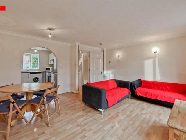 Cahir Street, Isle of dogs, London E14 4 bed terraced house to rent £3,683 pcm £850 pw