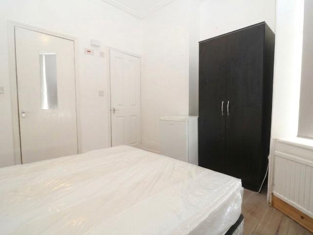 Caithness Road, Mitcham CR4, Studio to rent, £1,000 pcm | PrimeLocation