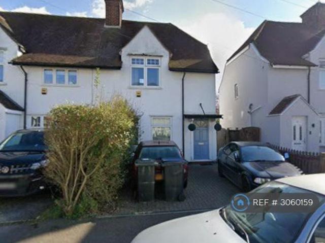 Caillard Road, West Byfleet, KT14 2 bed semi detached house to rent £2,000 pcm £462 pw