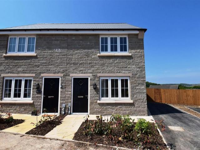 Cairn Drive, Buxton 2 bed semi detached house to rent £900 pcm £208 pw