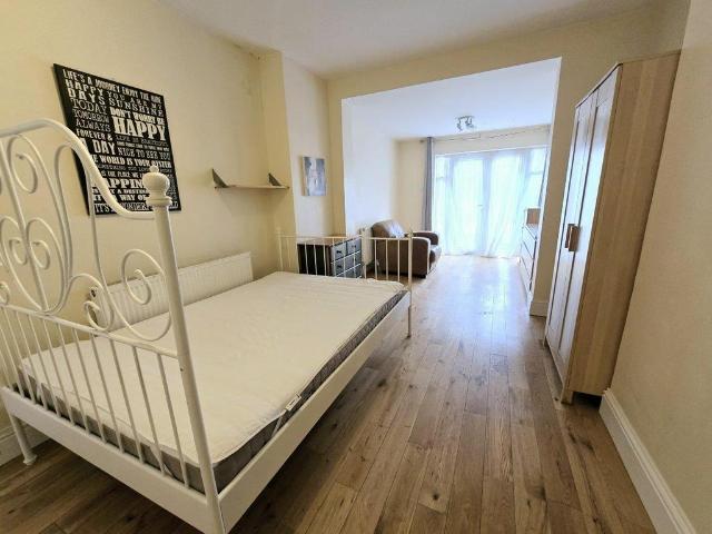 Cairnfield Avenue, Neasden 1 bed in a house share to rent £900 pcm £208 pw