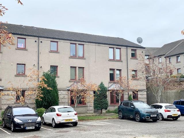 Cairnfield Circle, Top Floor, AB21 2 bed flat to rent £725 pcm £167 pw