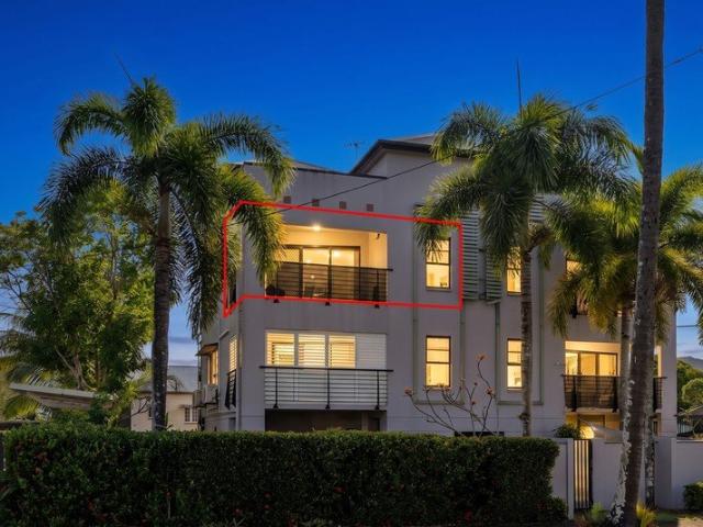 Cairns | Airy, Spacious Top Floor 1 Bedroom Apartment with Mountain Views & Balcony Breezes | Pool & Secure Parking