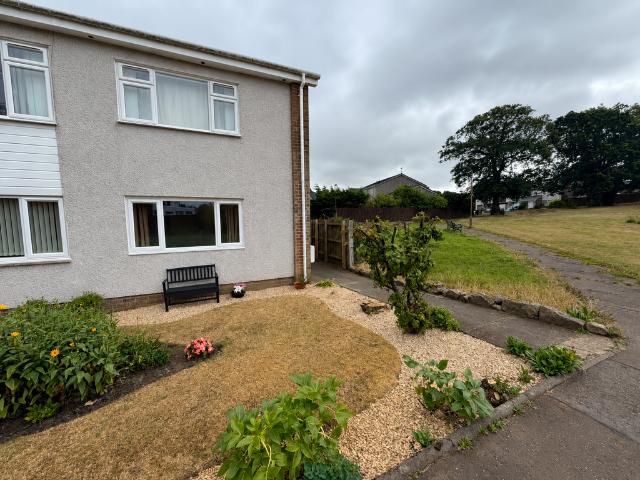 Cairns Drive, Balerno, Edinburgh. 2 bed flat to rent £1,395 pcm £322 pw