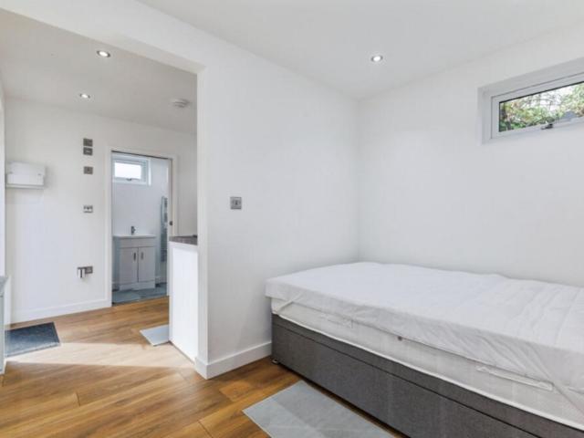 Calthorpe Gardens St. Thomas Row. Studio to rent £1,250 pcm £288 pw