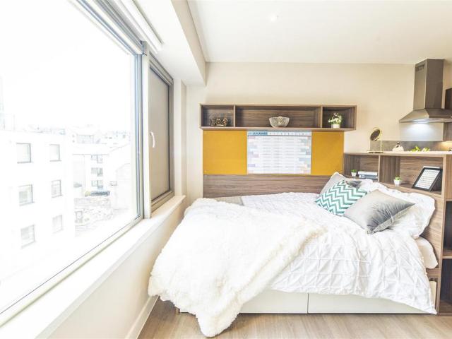 Calton Road, Edinburgh EH8 Studio to rent £1,512 pcm £349 pw