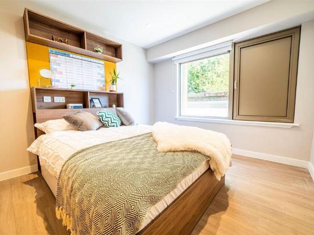 Calton Road, Edinburgh EH8 Studio to rent £1,512 pcm £349 pw