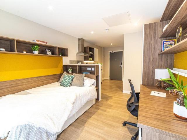 Calton Road, Edinburgh EH8 Studio to rent £1,556 pcm £359 pw
