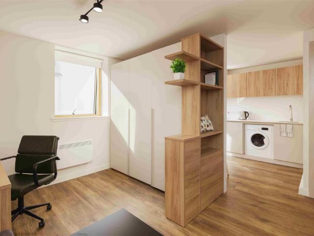 Calton Road, Edinburgh EH8 Studio to rent £1,798 pcm £415 pw