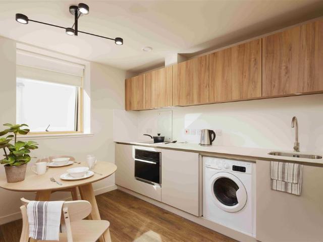 Calton Road, Edinburgh EH8 Studio to rent £1,885 pcm £435 pw
