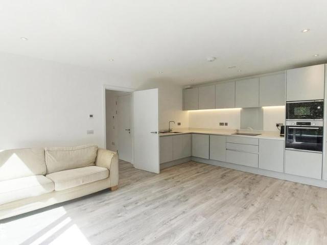 Calum Court, Purley 2 bed apartment to rent £1,800 pcm £415 pw