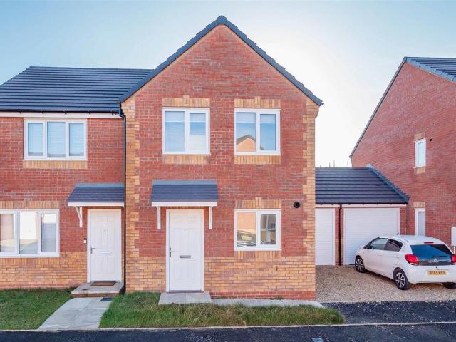 Calverley View, Bradford, BD2 3 bed semi detached house to rent £1,360 pcm £314 pw