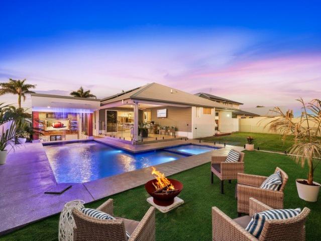 Calypso Bay Luxury with a Sunken Pool House & Statement Fireplace
