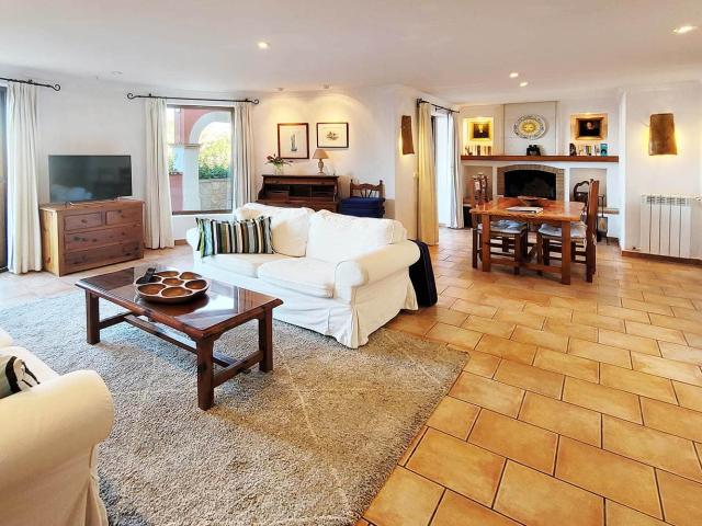 Cala Llamp: Apartamento de 2 dormitorios con vistas al mar en alquiler