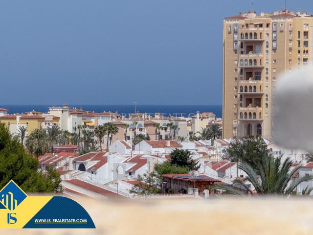 Calas Blancas! Estupendo adosado semireformado con 3 piscinas comunitarias cerca del mar