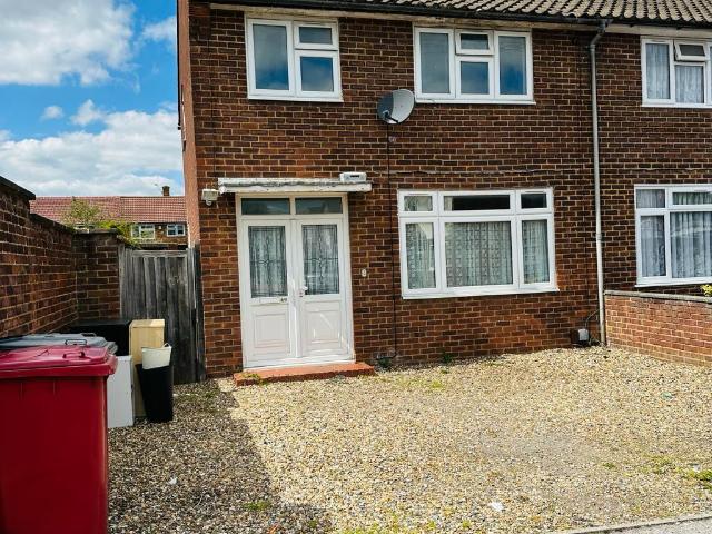 Calbroke Road Slough SL2 2HN 3 bed semi detached house to rent £2,000 pcm £462 pw