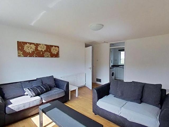 Calder Crescent, Edinburgh, EH11 2 bed flat to rent £1,275 pcm £294 pw