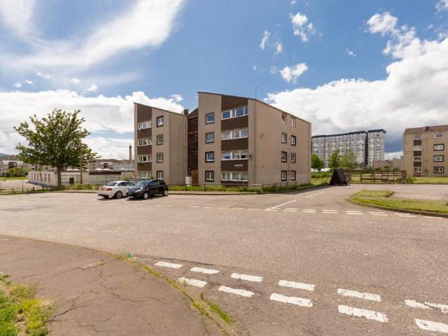 Calder Gardens, Sighthill, Edinburgh. 2 bed flat to rent £1,100 pcm £254 pw