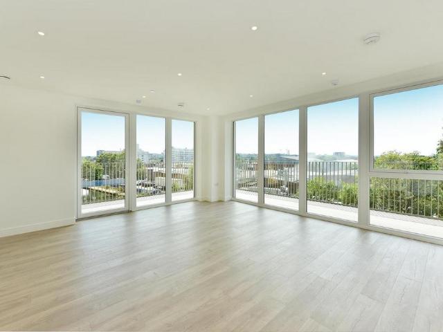 Caldon Boulevard, Wembley, HA0 3 bed apartment to rent £3,000 pcm £692 pw