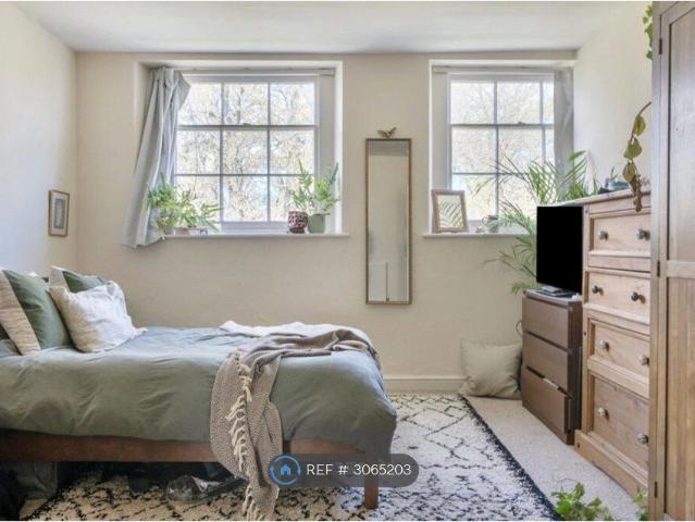 Caledonia Place, Bristol BS8, 2 bed flat to rent, £1,850 pcm | PrimeLocation