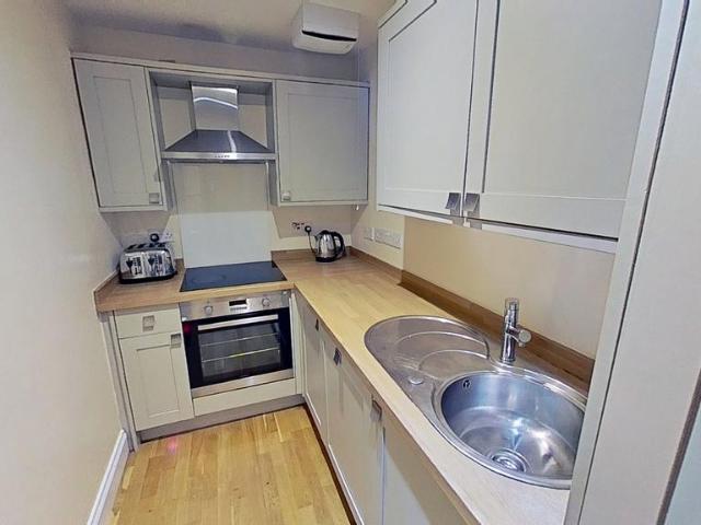 Caledonian Place, Edinburgh, EH11 3 bed flat to rent £2,225 pcm £513 pw
