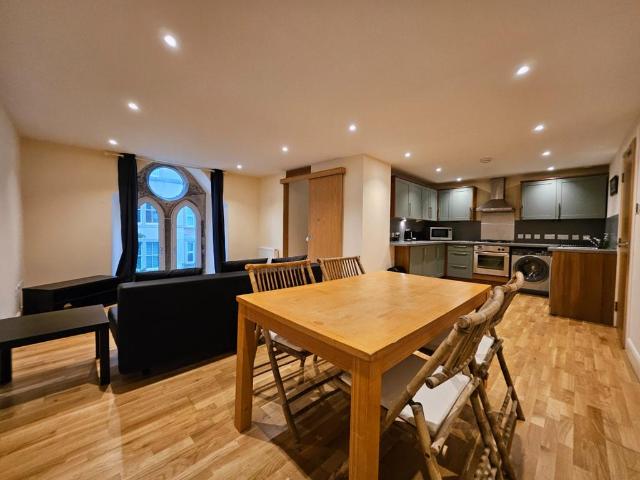 Caledonian Road EH11 2 bed flat to rent £1,600 pcm £369 pw