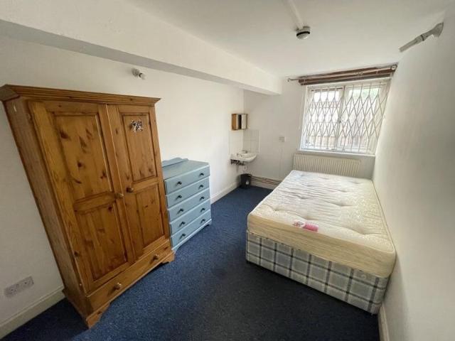 Caledonian Road, Islington N7, 3 bed flat to rent, £2,600 pcm | PrimeLocation
