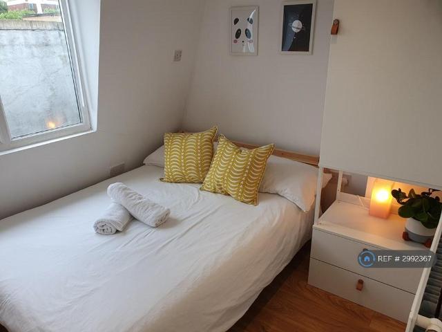 Caledonian Road, London, N1 2 bed flat to rent £2,050 pcm £473 pw