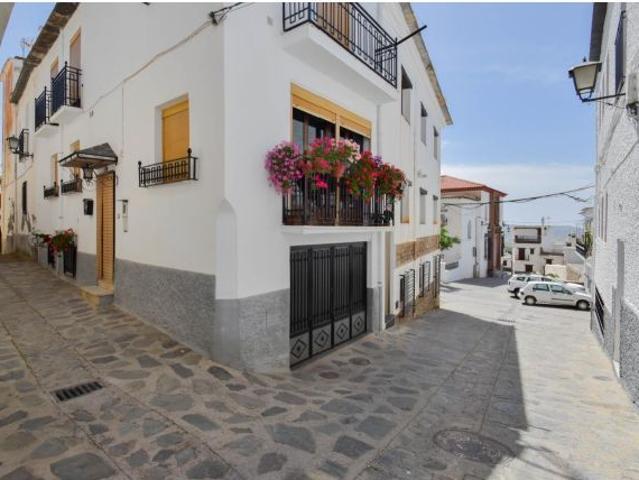 Calidad de vida es vivir en el centro de un maravilloso pueblo de la alpujarra con jardín y piscina