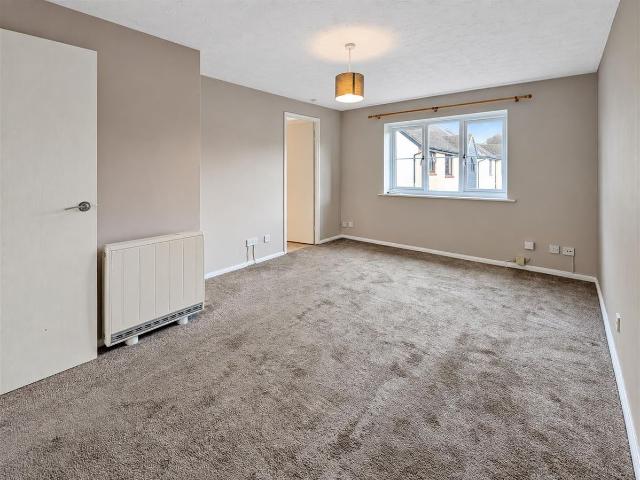 California Close, Highwoods, Colchester CO4, 2 bed flat to rent, £1,050 pcm | PrimeLocation