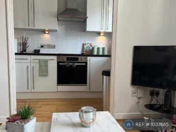 California Road, New Malden, KT3 1 bed flat to rent £1,680 pcm £388 pw