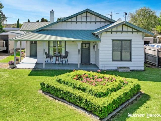 Californian Bungalow in Heart of Town