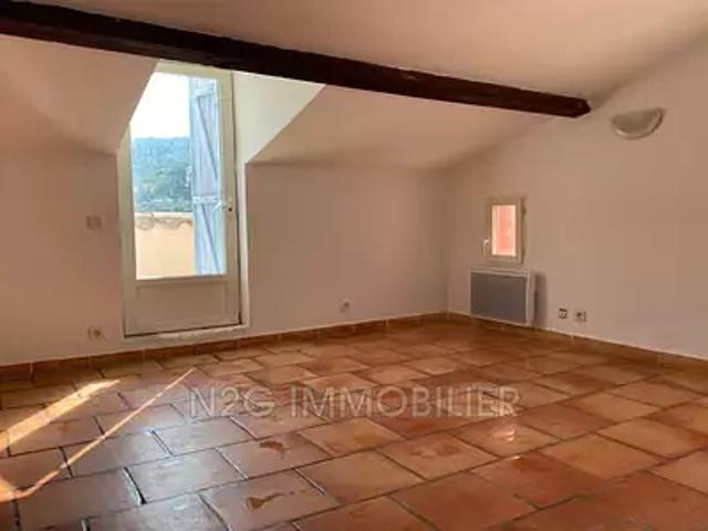 Callas 83830 Location appartement 2 pièces t2 au dernier étage terrasse