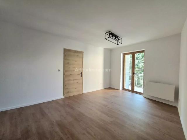 CALLAS T2 de caractère rénové avec balcon, au cœur d'un vi. 47m² Callas