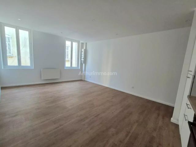 CALLAS – T3 superbes volumes au cœur d'un village provença. 79m² Callas