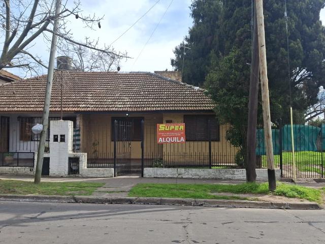 Calle 28 N°5396 e. Av. Mitre