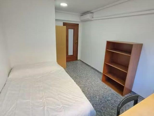Calle de Utiel, Valencia, Valencian Community 46020