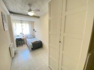 Calle de Valderrobres, Madrid, Community of Madrid 28022