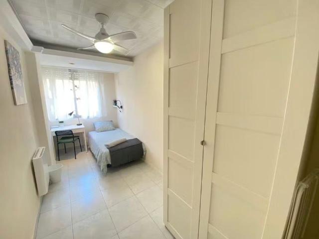Calle de Valderrobres, Madrid, Community of Madrid 28022