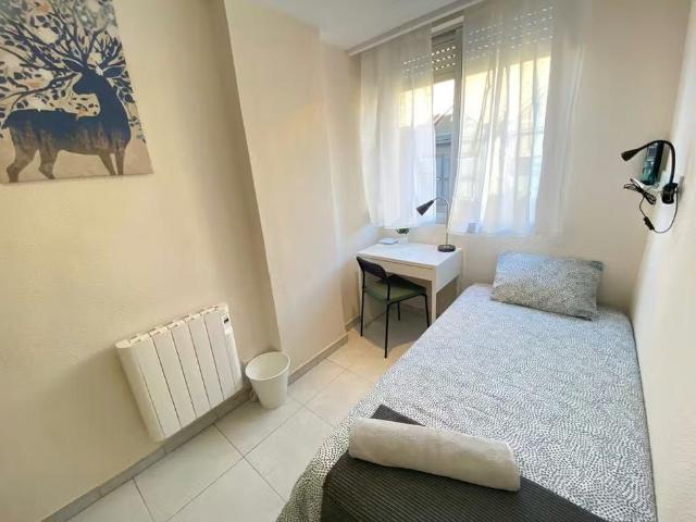 Calle de Valderrobres, Madrid, Community of Madrid 28022