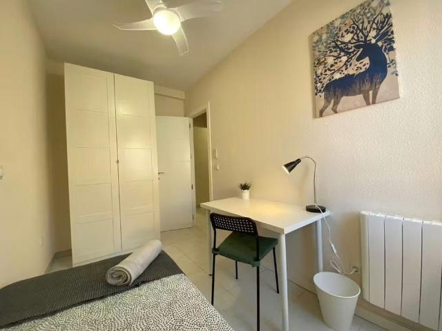 Calle de Valderrobres, Madrid, Community of Madrid 28022