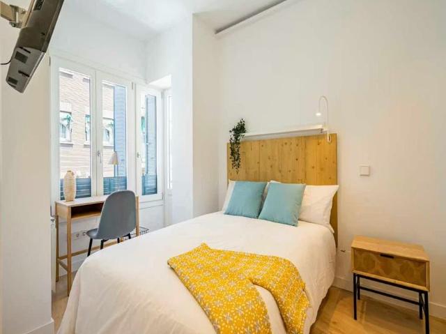 Calle de Alburquerque, Madrid, Community of Madrid 28010