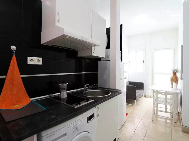 Calle de Antonio Zamora, Madrid, Community of Madrid 28011